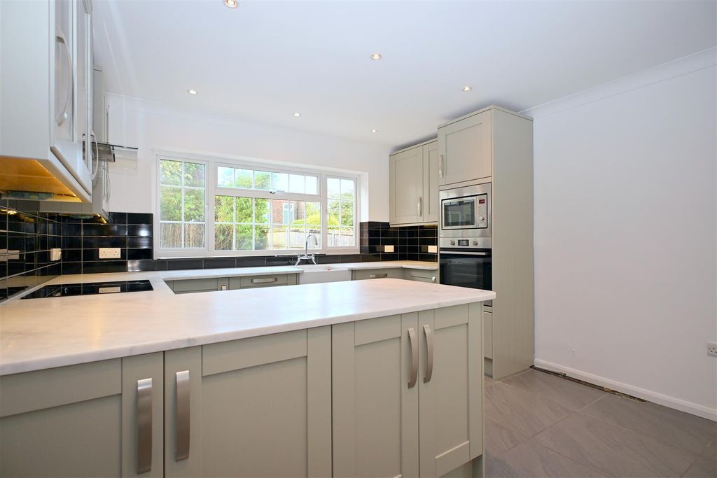 Property photo 3 of 21 Kitchen/Breakfast Room