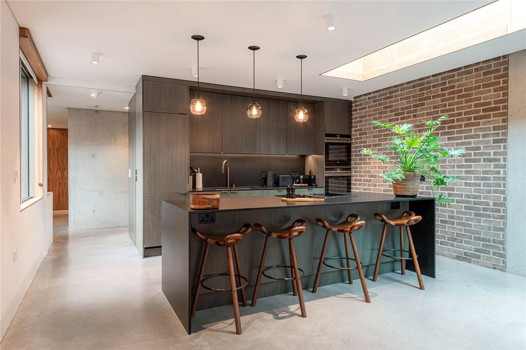 Property photo 3 of 12 Kitchen