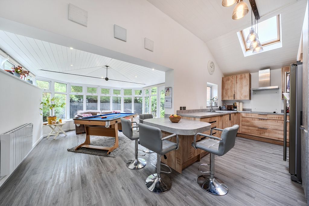 Property photo 3 of 17 1469398-11-6A2025...