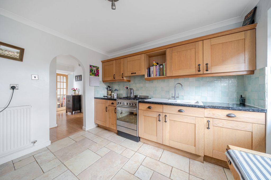 Property photo 3 of 25 Kitchen / Breakfast Room