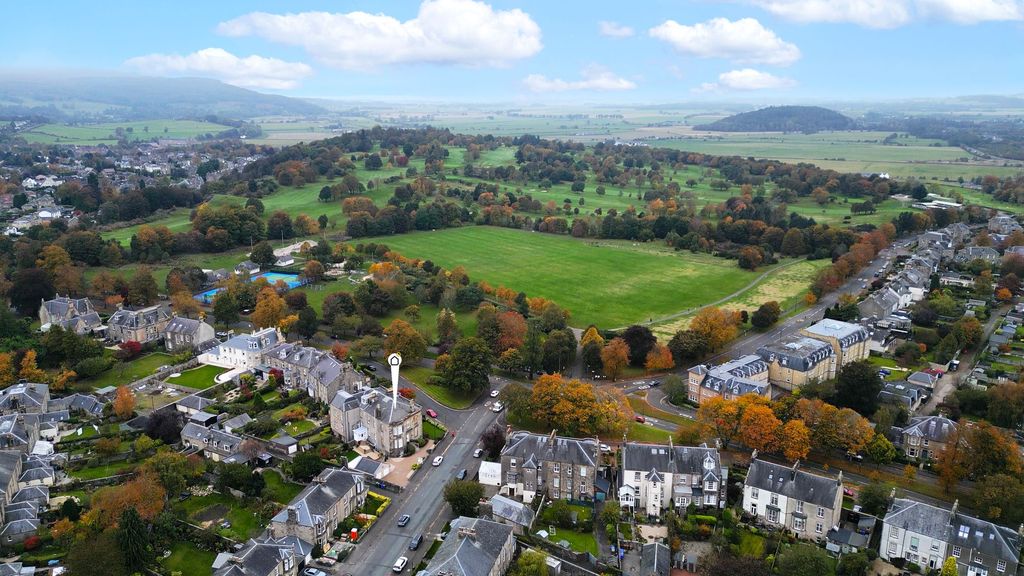 Property photo 2 of 35