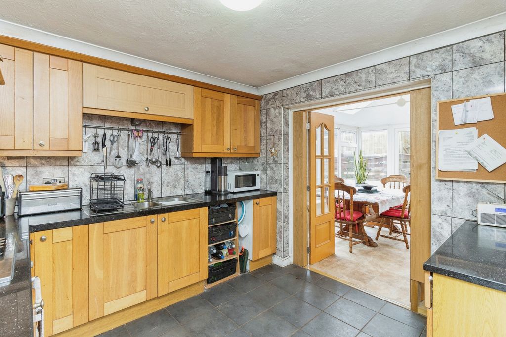 Property photo 3 of 14 Kitchen