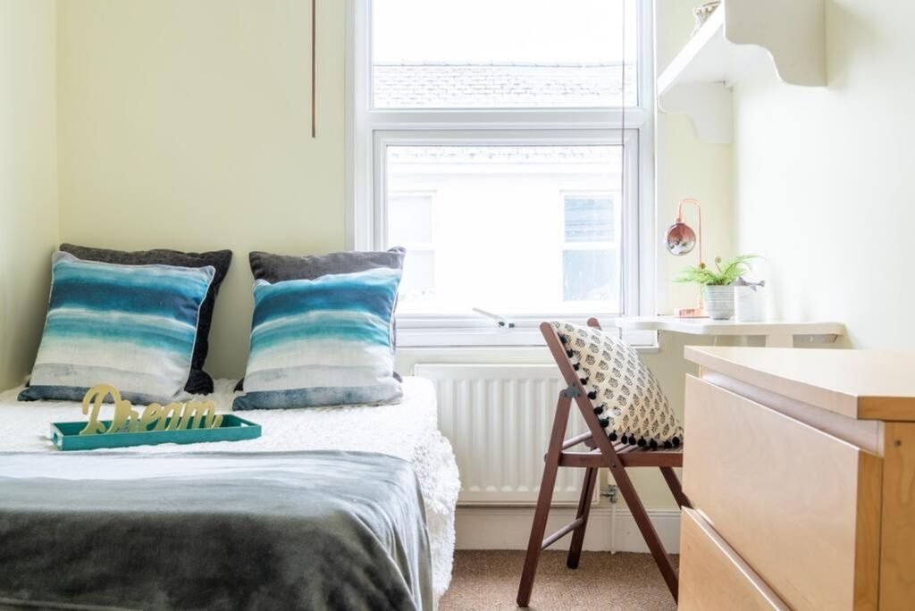 Property photo 1 of 14 This Inviting Double Bedroom Features A Cozy Atmos...