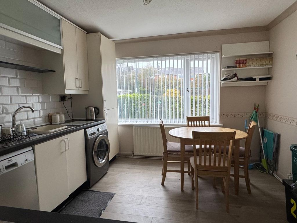 Property photo 2 of 10 Kitchen