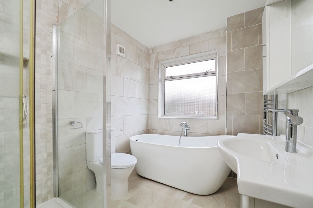 Property photo 2 of 17 Bathroom