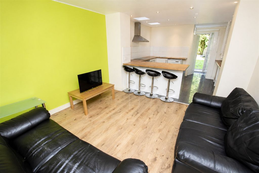 Property photo 2 of 11 Approach