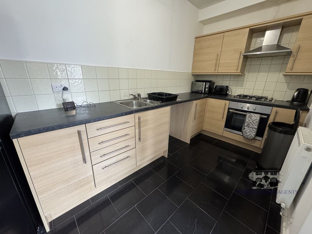 Property photo 3 of 9 Kitchen