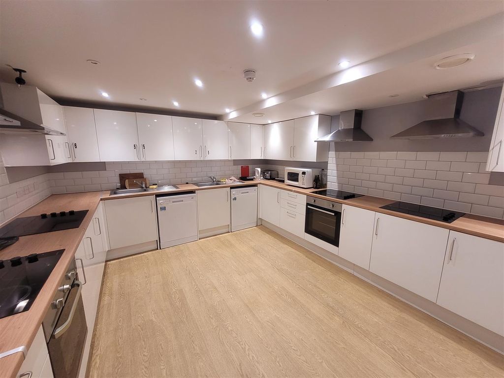 Property photo 3 of 6 Smaller Kitchen