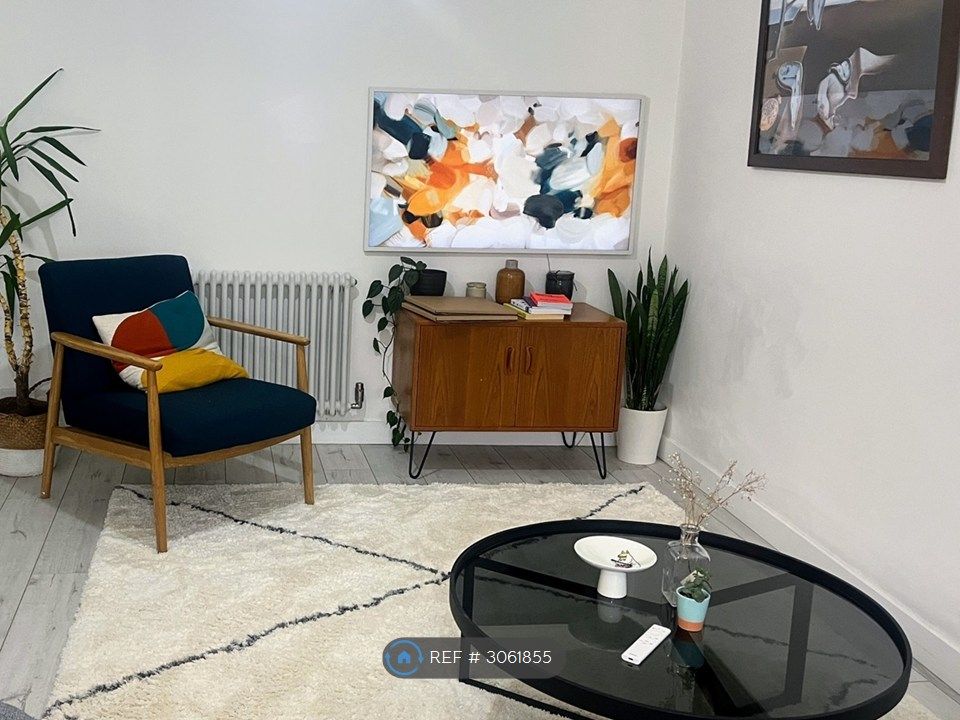 Property photo 3 of 10 Living Room