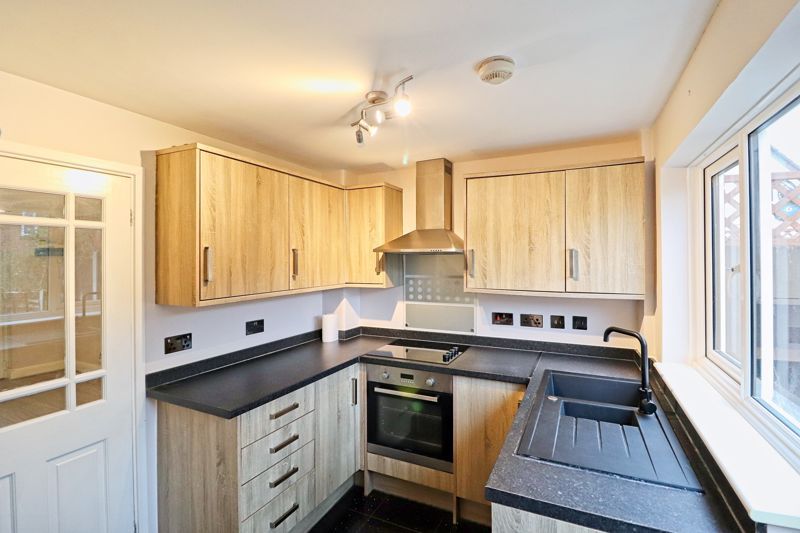 Property photo 3 of 10 Kitchen