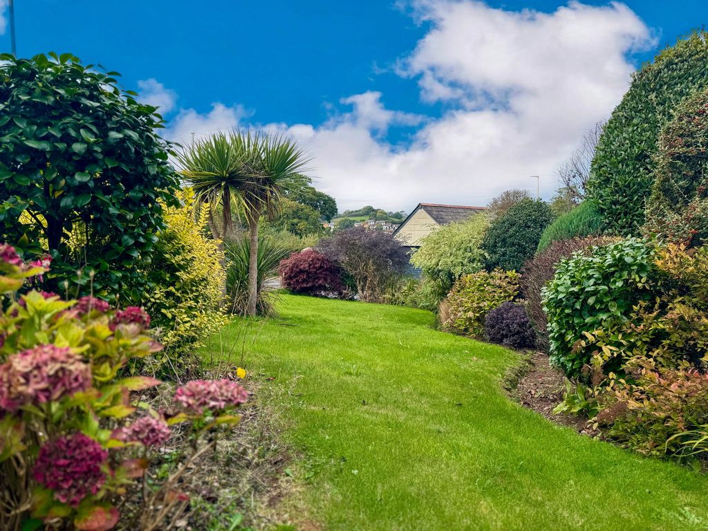 Property photo 2 of 32