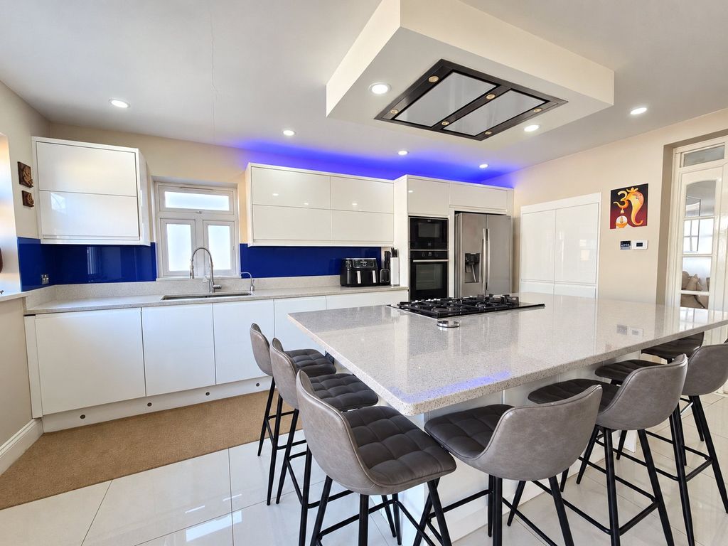 Property photo 2 of 17 Kitchen