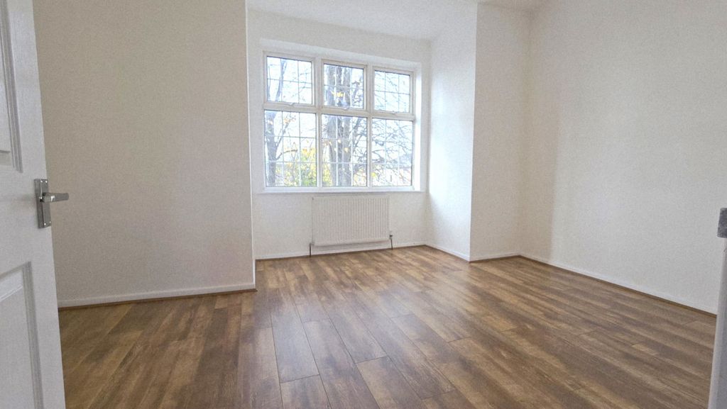 Property photo 3 of 8 Bedroom 1