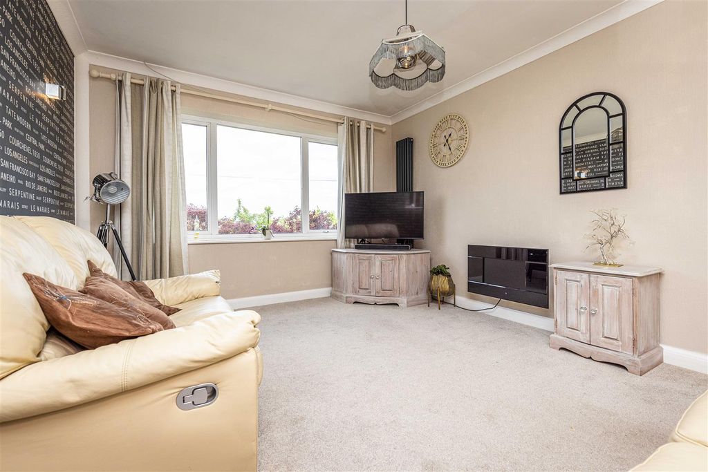 Property photo 2 of 19 13, Morton Gardens Radcliffe-On-Trent, Nottingham,