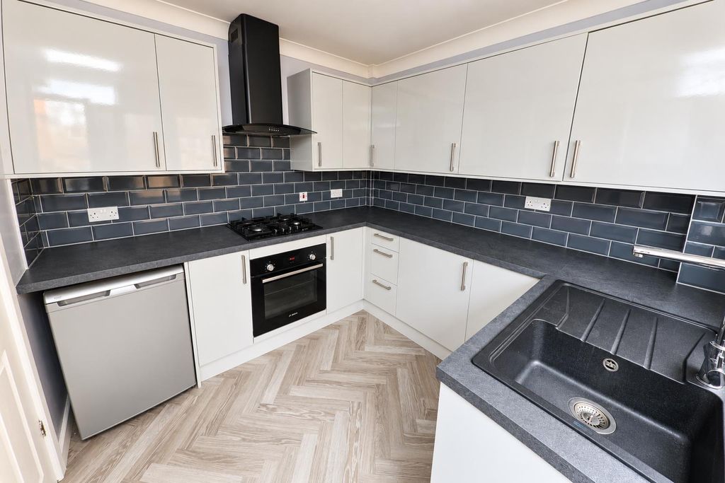Property photo 2 of 17 Fitted Kitchen