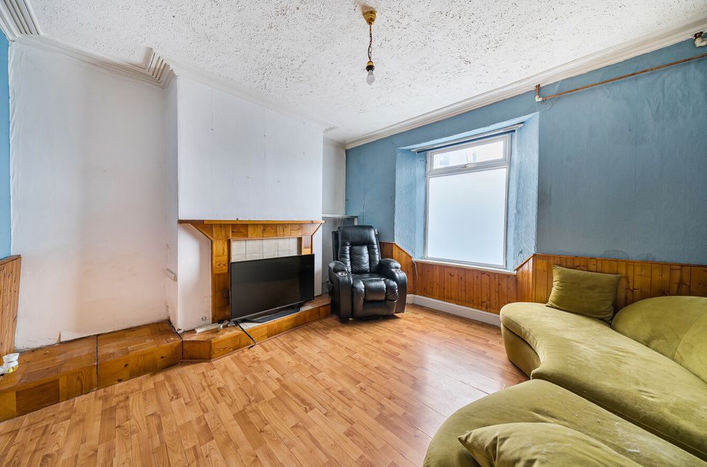 Property photo 2 of 11 1384880-1-692Dae9...