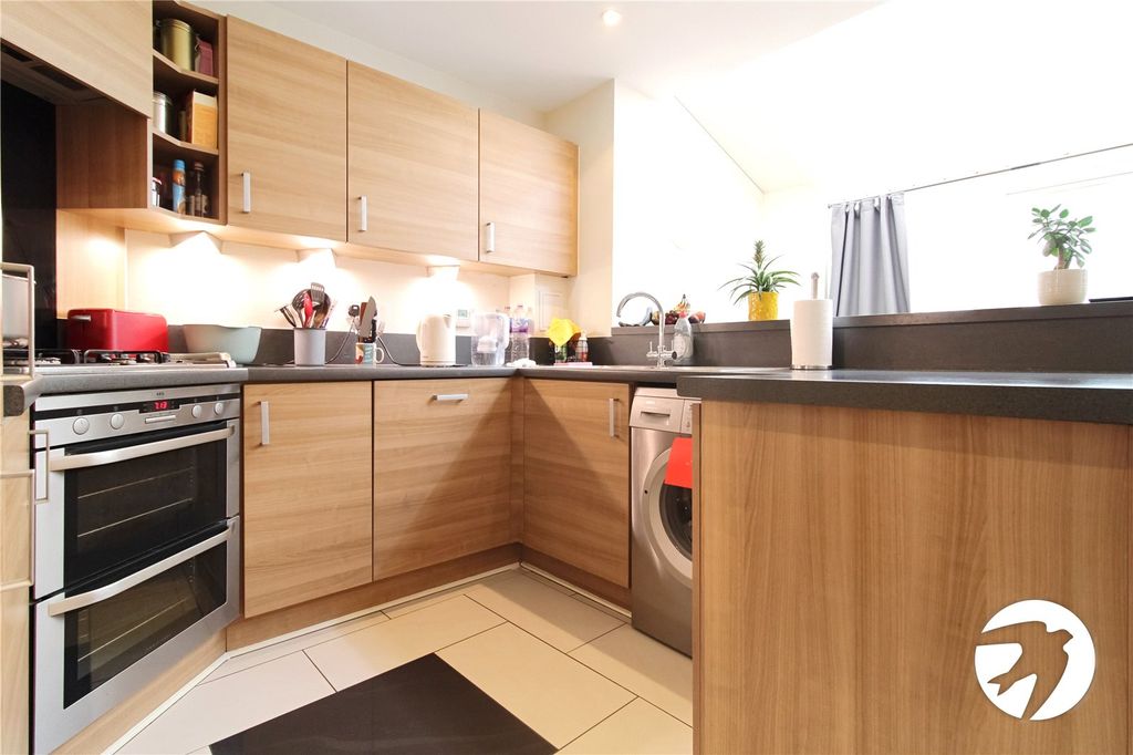 Property photo 2 of 11 Kitchen