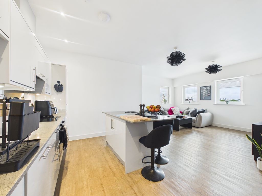 Property photo 2 of 13 Kitchen & Lounge