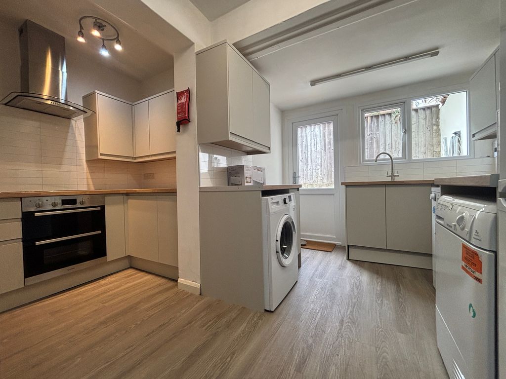 Property photo 3 of 10 Kitchen
