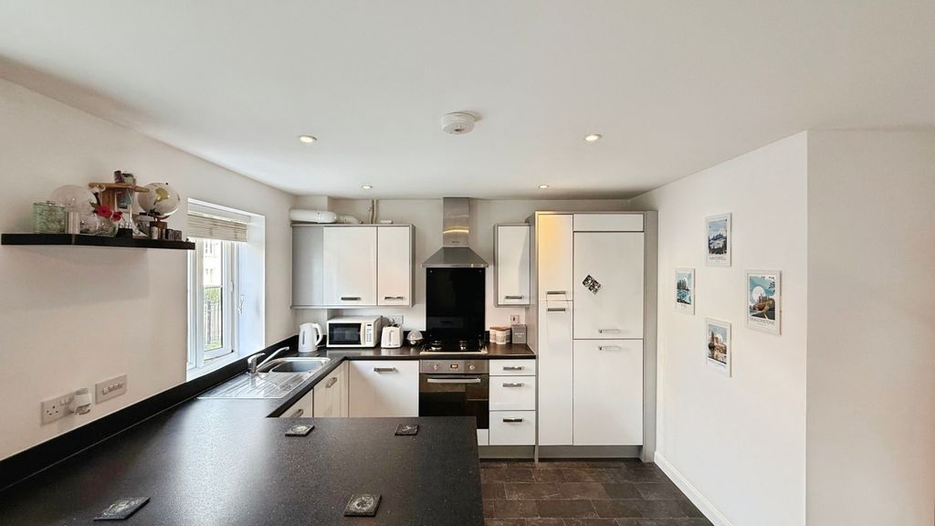 Property photo 3 of 18 Kitchen