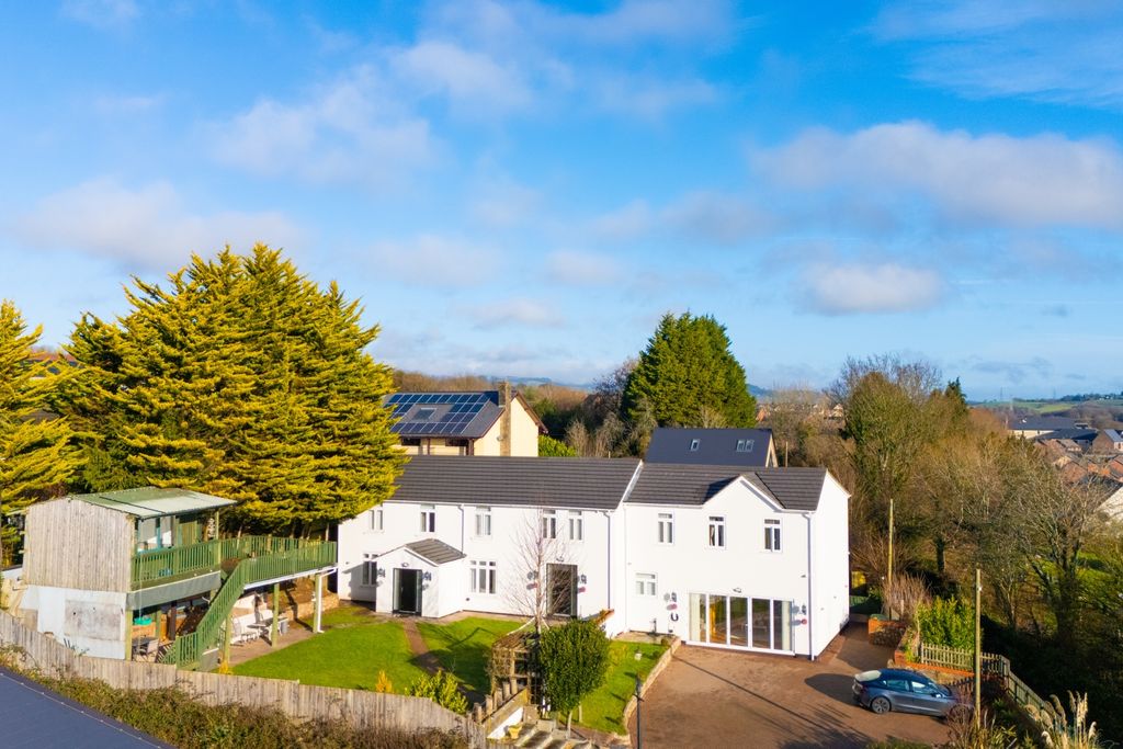 Property photo 3 of 82 Award-Winning Media Team On Every Listing_23