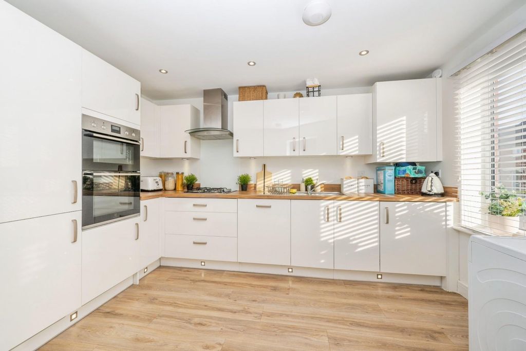 Property photo 2 of 17 96Bridgemanway-18.Jpg