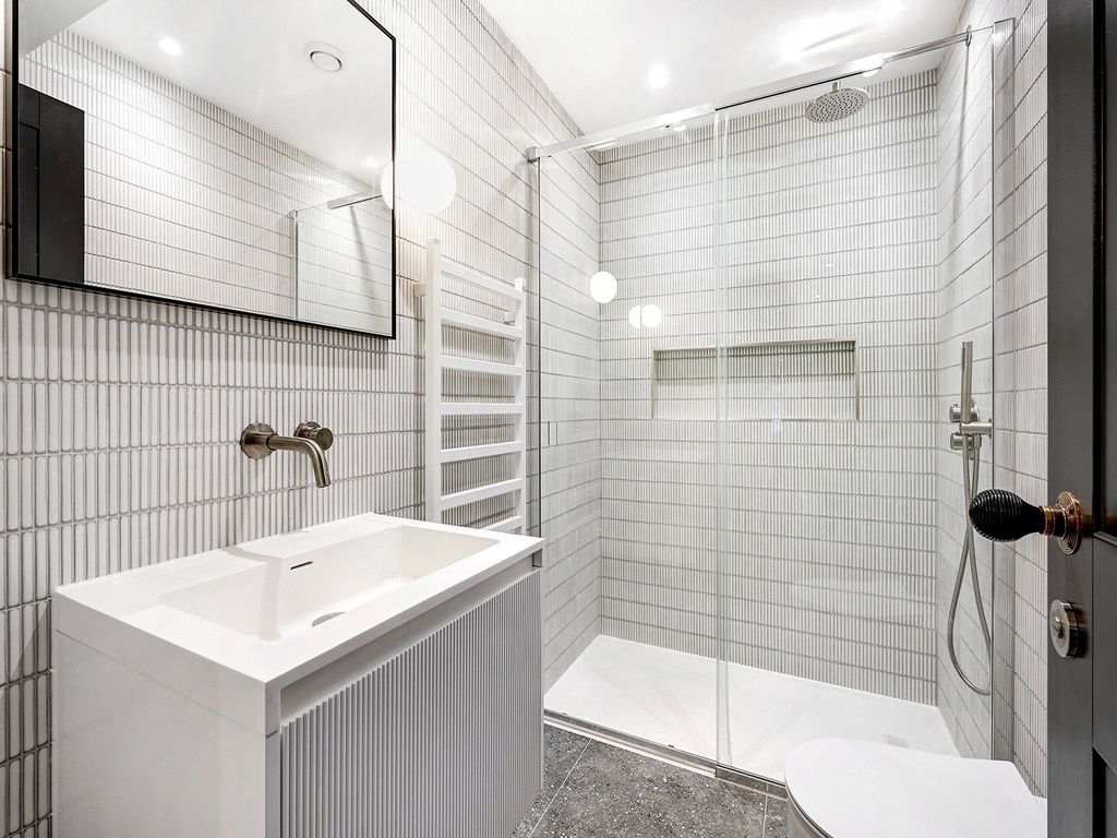 Property photo 3 of 9 Beak Street