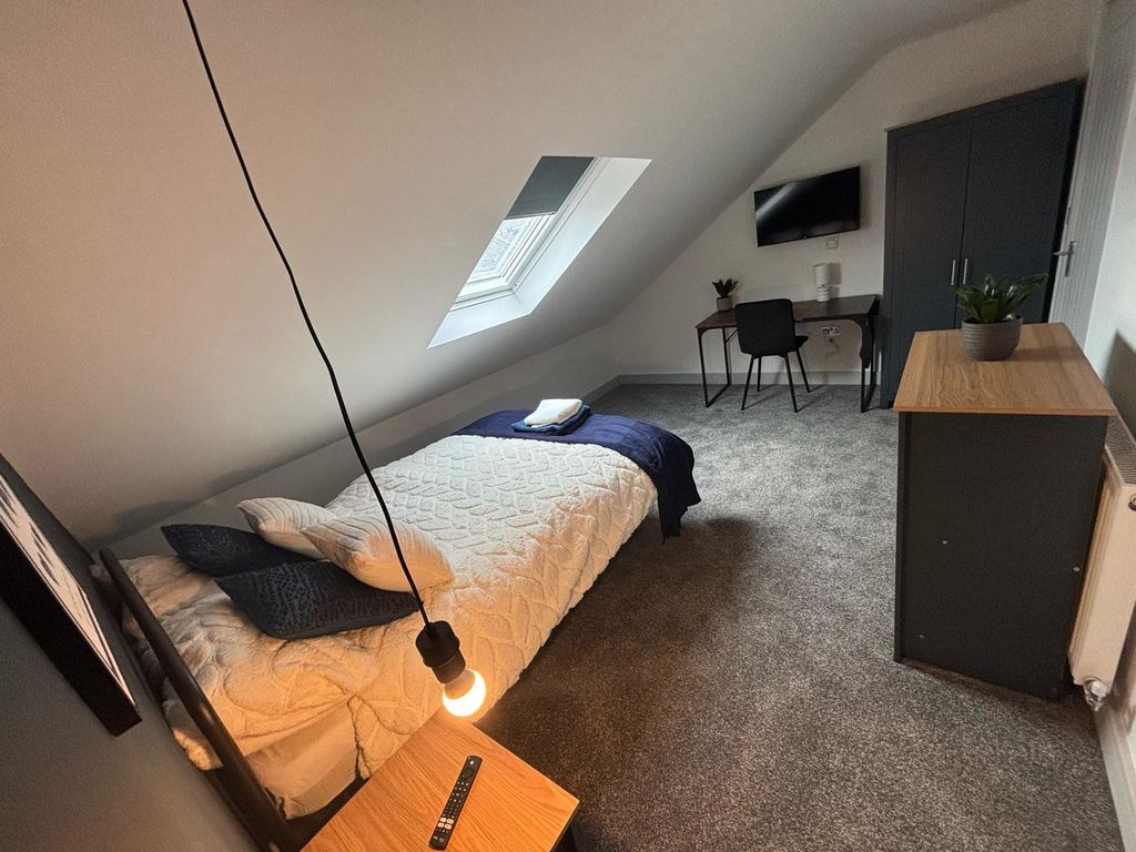 Property photo 2 of 16 Charming Double Bedroom Featuring A Cozy Layout Wi...