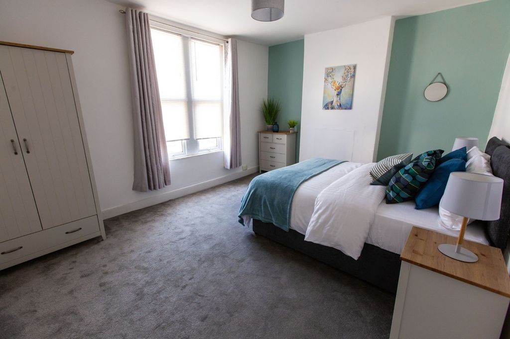 Property photo 3 of 13 A Bright And Clean Double Bedroom Featuring A Comf...