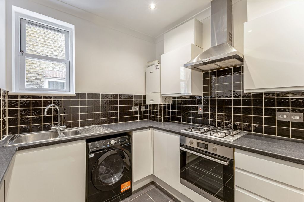 Property photo 2 of 10 110106_Flat 10 Ho...