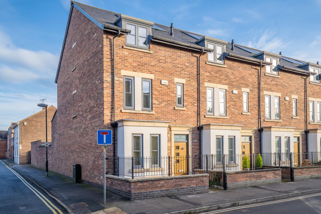 Property photo 1 of 19 Front (Exterior)