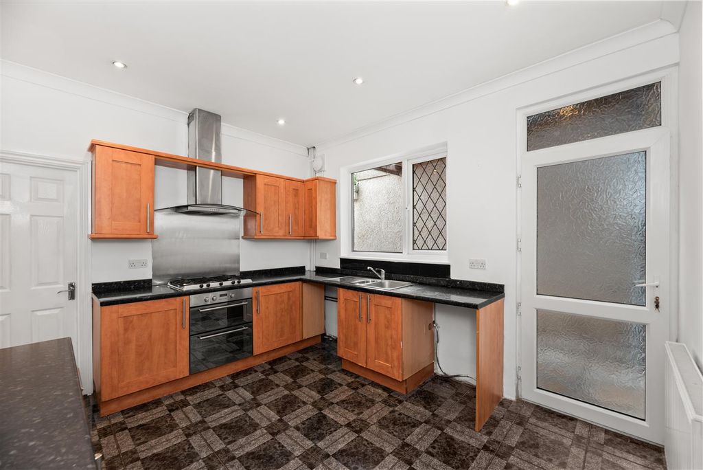 Property photo 3 of 17 Kitchen