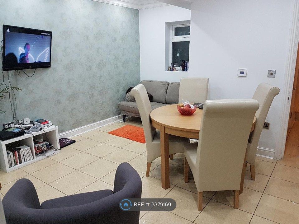 Property photo 3 of 11 Shared Living Room