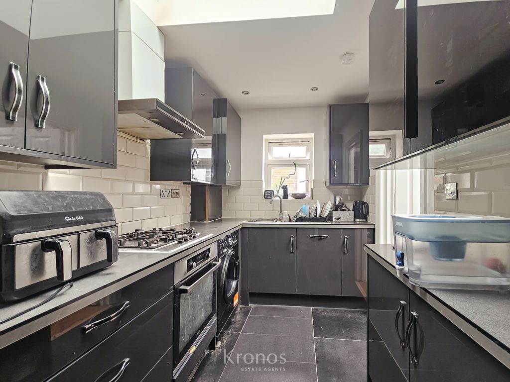 Property photo 1 of 13 4 Bedrooms Semi- Detached House With En-Suite Outbuilding