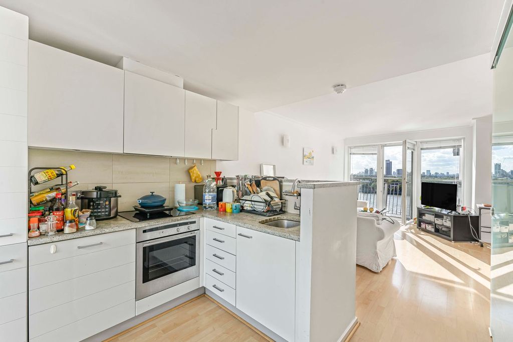 Property photo 3 of 18 Kitchen