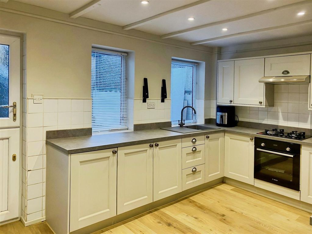 Property photo 3 of 18 Kitchen