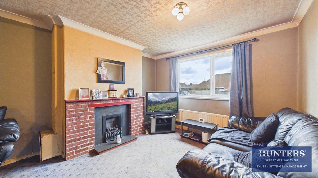 Property photo 2 of 17 Living/Dining Room