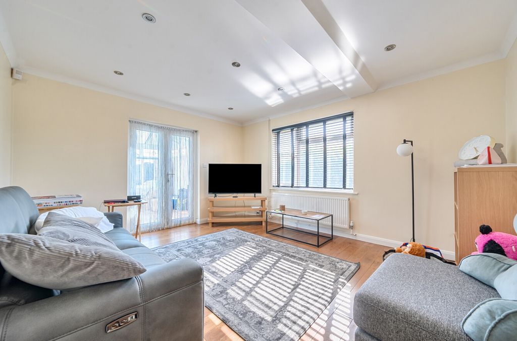 Property photo 3 of 15 Lounge