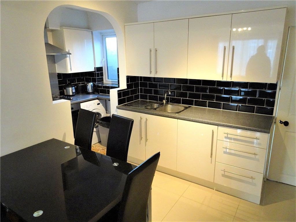 Property photo 3 of 9 Kitchen