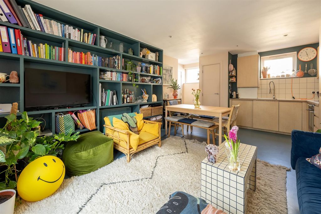 Property photo 2 of 21 Reading Lane, E8