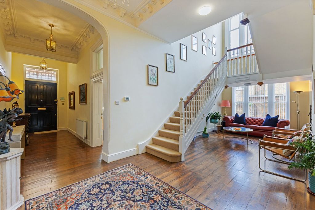 Property photo 2 of 20 Entrance Hall