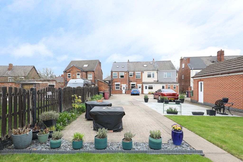 Property photo 2 of 27