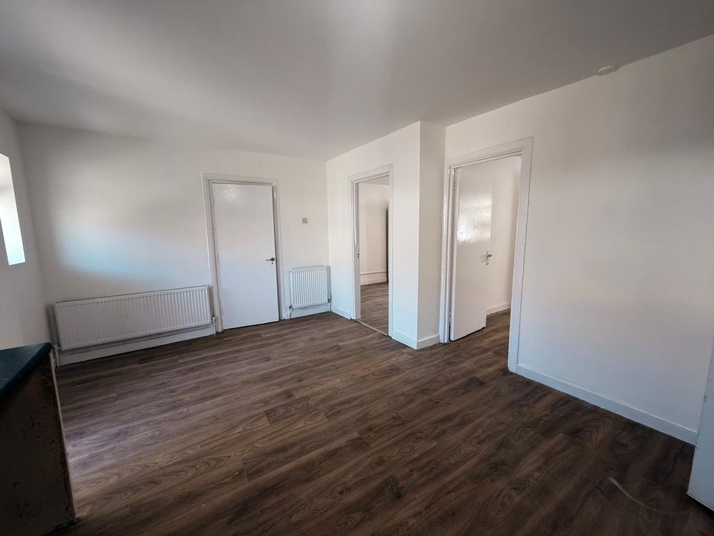 Property photo 1 of 8 Two Bedroom Ground Floor Flat With Garden And Parking- £1800
