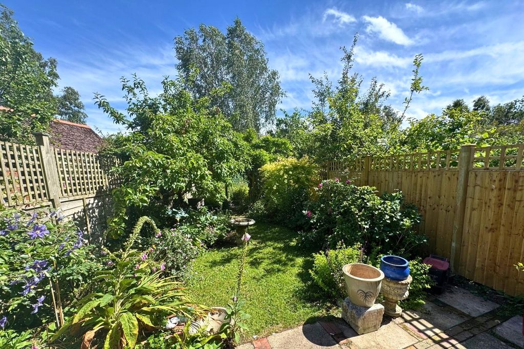 Property photo 2 of 11 Garden