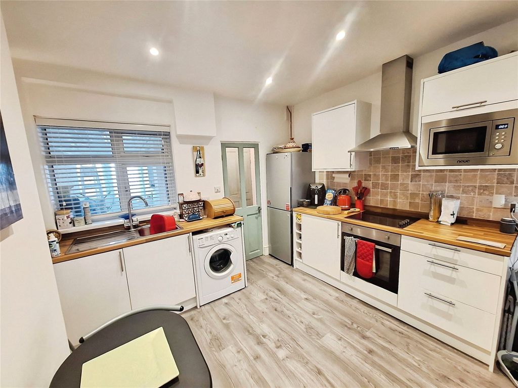 Property photo 3 of 11 Kitchen