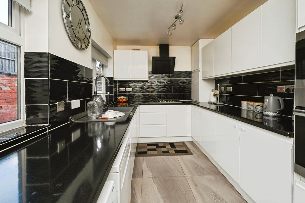 Property photo 2 of 17 Photo