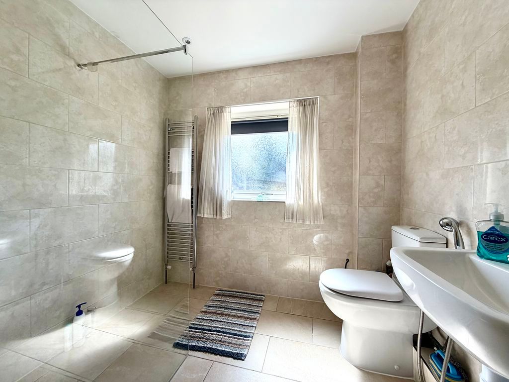 Property photo 3 of 21 Bathroom