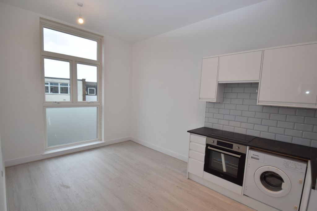 Property photo 2 of 6 Kitchen/Lounge