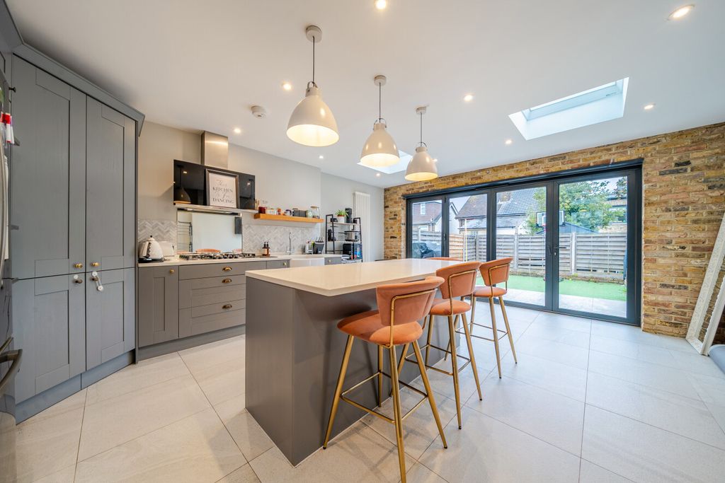 Property photo 1 of 18 1530377-9-6Accde5...