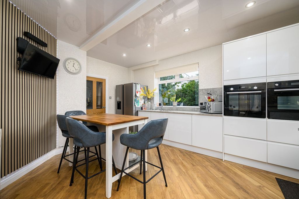Property photo 3 of 31 Kitchen/Dining